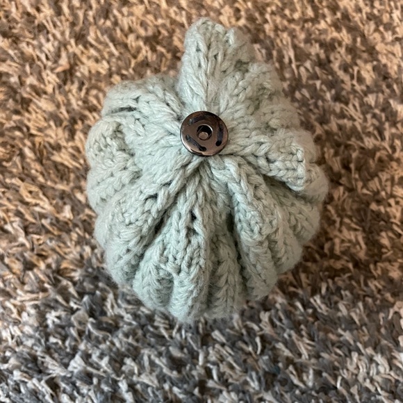 Anthropologie knit beanie with removable Pom Pom NWOT - Picture 4 of 4